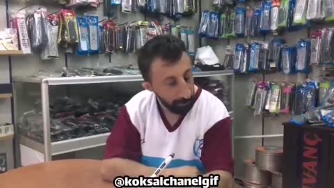 مردی در مغازه با تعجب حرف میزند و متن میگوید شوخی میکنی، بگو که دروغه.