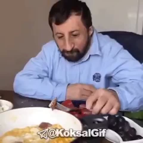 مردی با پیراهن آبی پشت میز غذا نشسته و غذا می‌خورد؛ متن می‌گوید آره تو خوبی، تو قشنگی، اونی که بده ماییم.