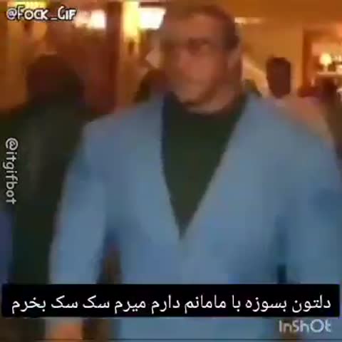 مردی با کت آبی روشن و یقه مشکی در راهرویی شلوغ قدم میزند؛ متن میگوید دلتون بسوزه، با مامانم دارم میرم سک سک بخرم.